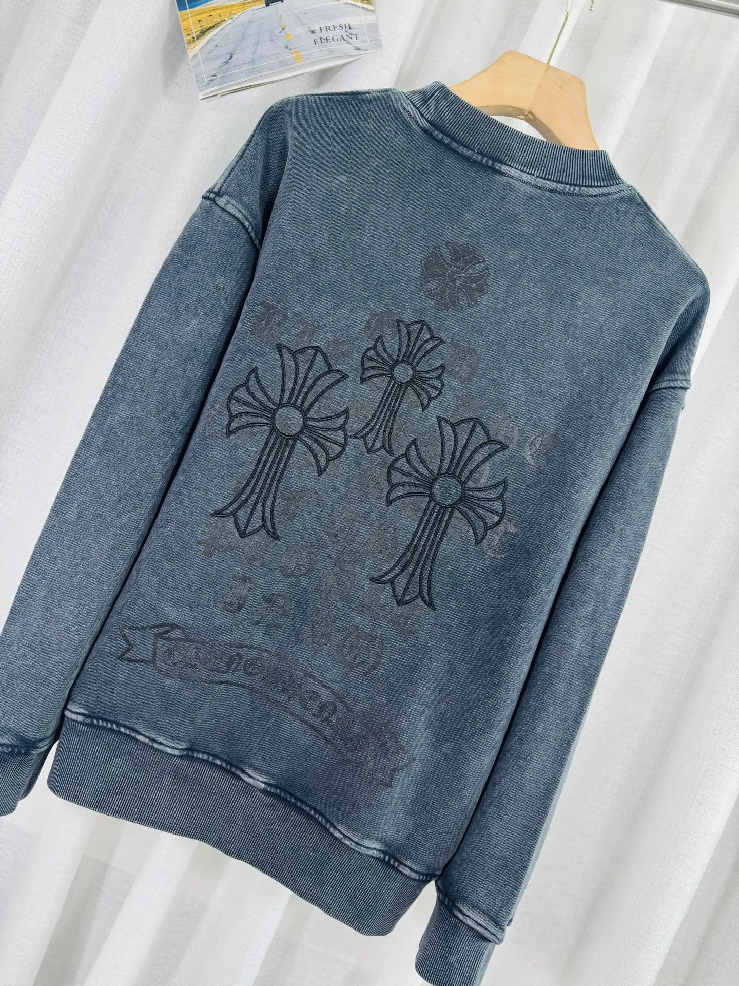 P270 top version, real shot without P, ​​different from market currency) 𝗖𝗵𝗿𝗼𝗺𝗲 𝗛𝗲𝗮𝗿𝘁𝘀/Cro Heart 2025 washed patch embroidery autumn and winter new original single counter American laser burnt 3D three-dimensional color embroidered couple casual sweatshirt 👑The highest version! Customized fabric 430g tripe terry fabric! American acid-washed and distressed original fabric, laser burnt pattern, exquisite embroidery of letters! The best-selling model in the counter, very comfortable to wear. Accessories: original molded and authenticated collar label➕100% silk wash label. Genuine purchase-grade original hangtag➕matching hanging rope➕3D hanging beads➕original packaging bag. Craftsmanship: The original version has consistent wiring! The highest version of the armhole matching technique! Color: Gray Black Size: S M L XL Style No.: 9336